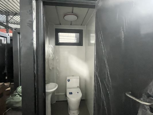 2.4M X 1M Inodoro portátil de paquete plano con marco más fuerte y pared aislada, plomería y cableado prefabricados
